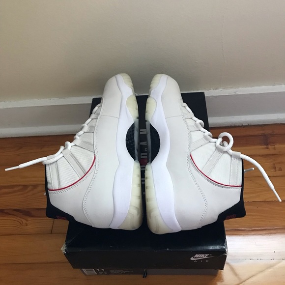 Air Jordan 11 - Picture 3 of 16